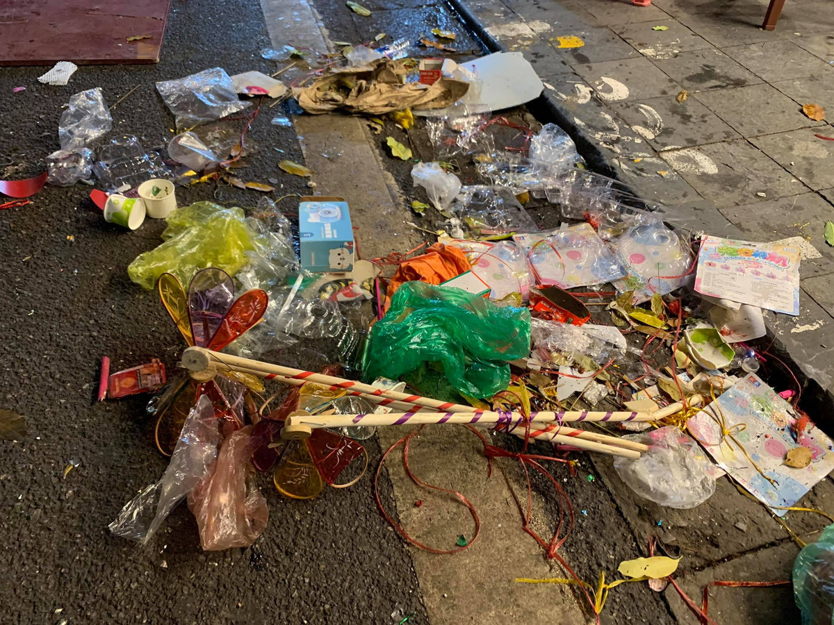 Rác bị vứt ở khắp mọi nơi.