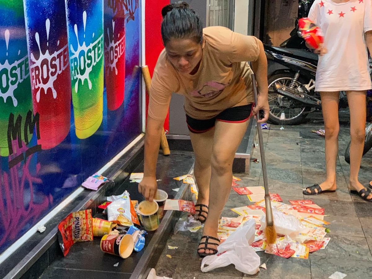 Ngay cả khu vực trước cửa hàng tiện lợi, rác nhựa cũng bị vứt vương vãi mà không bỏ vào đúng nơi quy định.