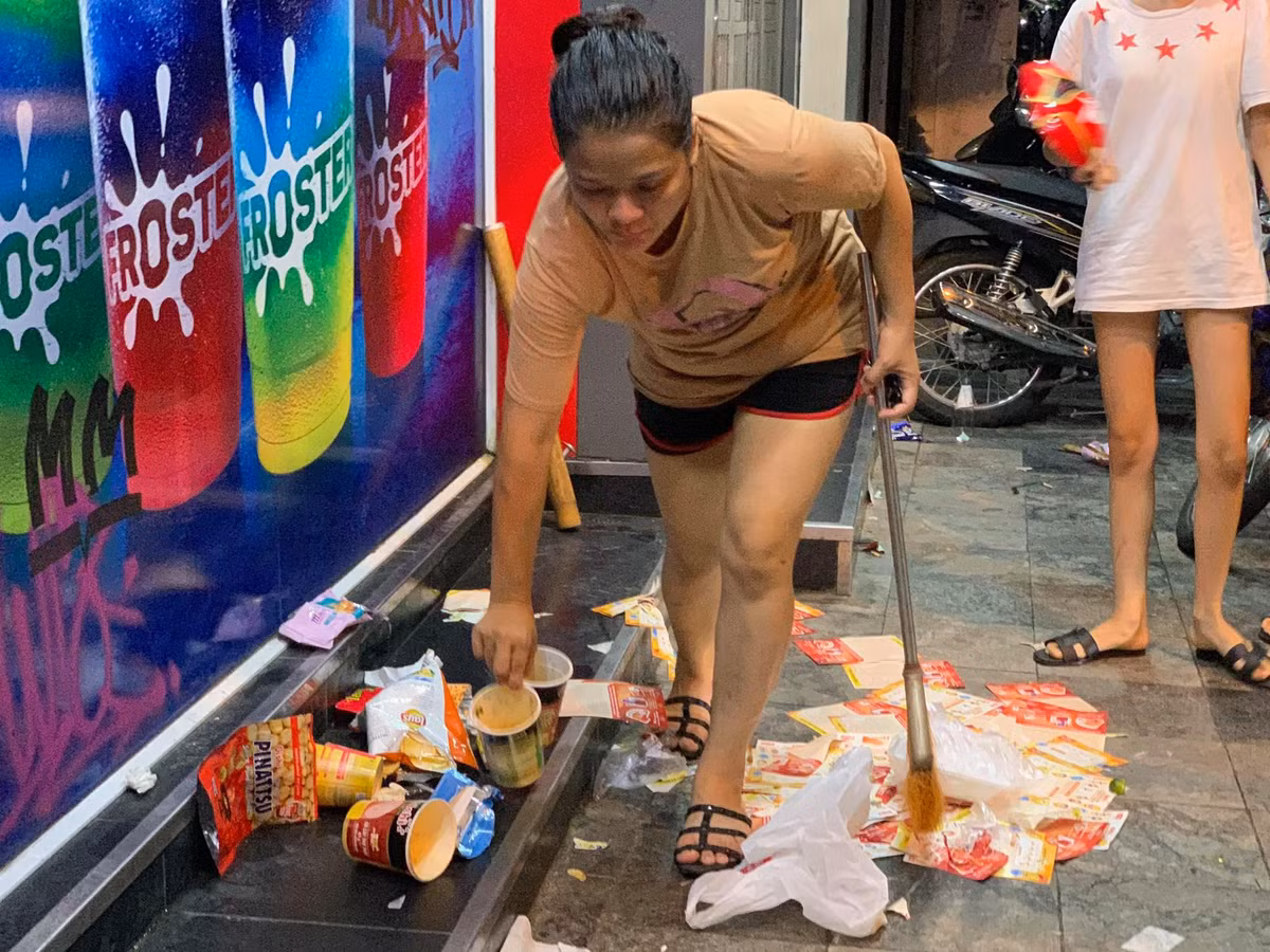 Ngay cả khu vực trước cửa hàng tiện lợi, rác nhựa cũng bị vứt vương vãi mà không bỏ vào đúng nơi quy định.