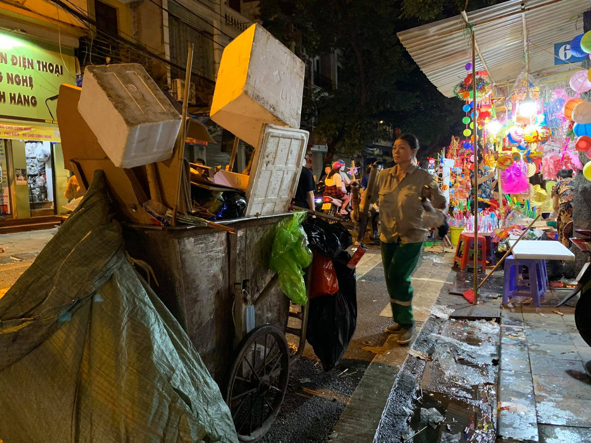Chị Huyền - công nhân vệ sinh tại khu vực này cho biết: "Nhiều đêm nay chúng tôi phải làm việc từ tối đến tận 4-5h sáng mới thu gom hết số lượng rác mà người dân đi chơi bỏ lại".