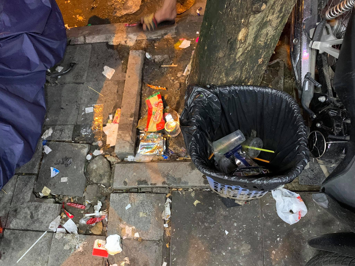 Mặc dù có thùng đựng rác nhưng nhiều người vẫn không bỏ rác vào thùng mà vứt ngay bên cạnh.