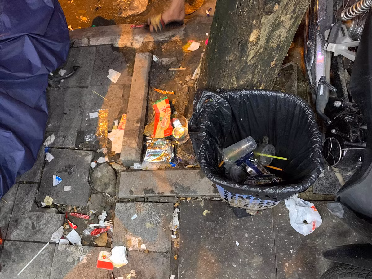 Mặc dù có thùng đựng rác nhưng nhiều người vẫn không bỏ rác vào thùng mà vứt ngay bên cạnh.