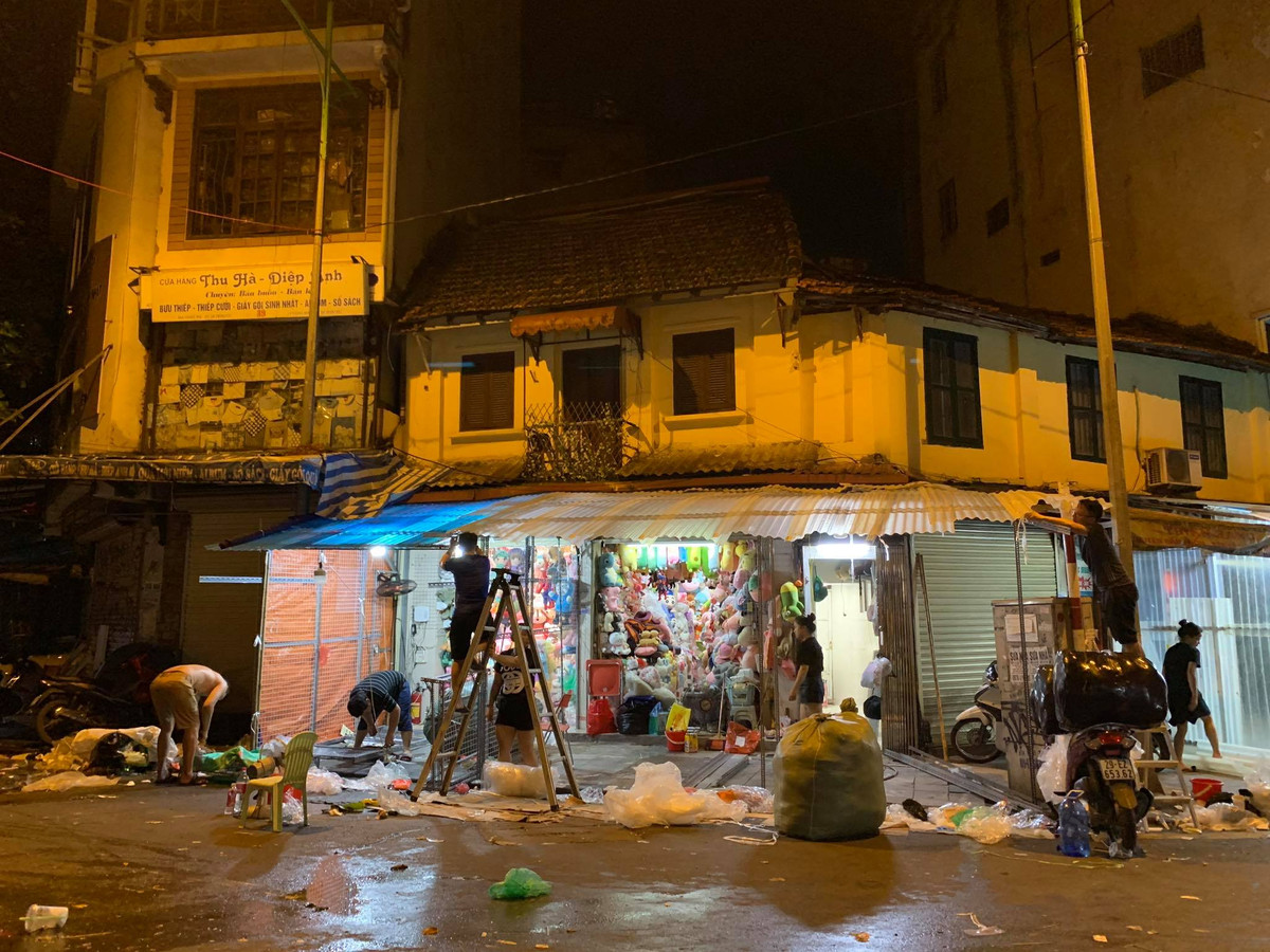 Một cửa hàng huy động nhân viên thu gom rác, dọn dẹp cửa hàng sau đêm Trung thu.