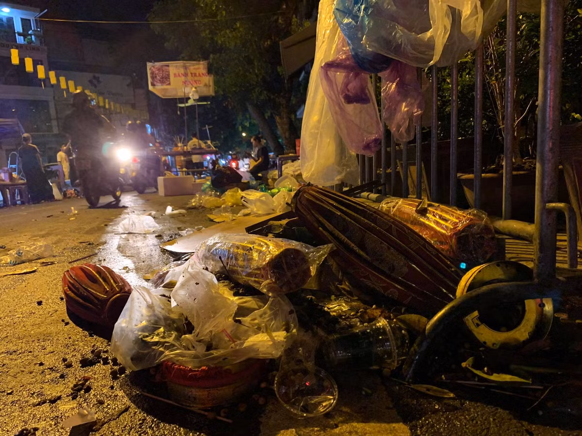 Đèn lồng và nhiều đồ chơi Trung thu bị bỏ lại.