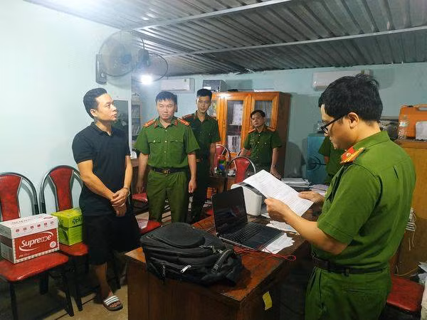 Bat qua tang can bo dia chinh, nhan hoi loi 20 trieu dong