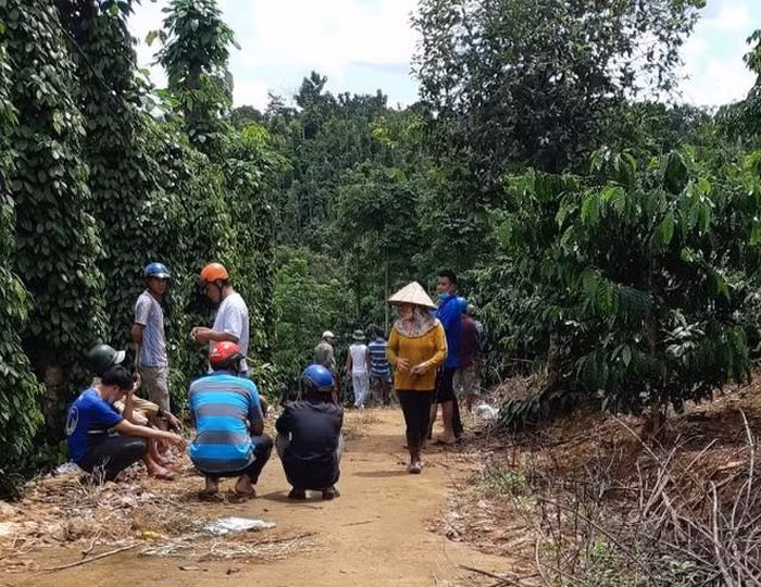  2. Ba cha con tử vong trong chòi rẫy: Ngày 3/10, Công an tỉnh Đắk Nông cho biết, tối 2/10, người thân phát hiện anh Hứa Văn K. (ngụ xã Nam Xuân, huyện Krông Nô, tỉnh Đắk Nông) cùng 2 con trai (9 tuổi và 7 tuổi) không có nhà. Đến sáng 3/10, thì phát hiện anh K. cùng 2 con trai đã tử vong trong chòi rẫy cách nhà khoảng 5 km. Trong đó, 2 bé trai tử vong với nhiều vết thương trên cổ, còn anh K. chết trong tư thế treo cổ.