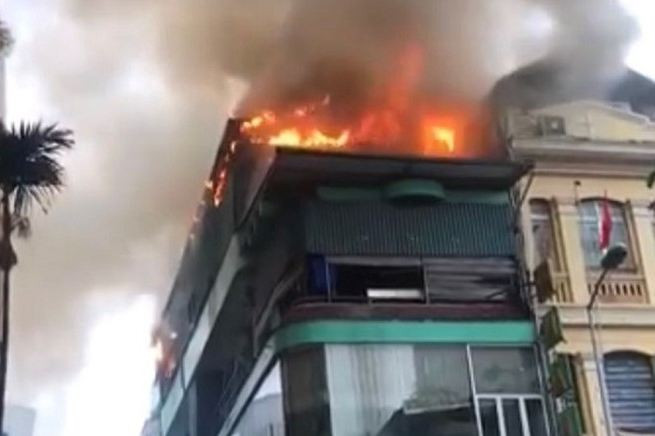  6. Tá hỏa vì cháy khu bếp tầng 5 của nhà hàng hải sản: Trưa 3/10, tại khu bếp trên tầng 5 của nhà hàng hải sản đang bơi, số 52 Giang Văn Minh, quận Ba Đình, Hà Nội bất ngờ bốc cháy dữ dội. Vụ cháy không gây thiệt hại về người. Nguyên nhân cháy và thiệt hại tài sản đang được xác minh, làm rõ. 