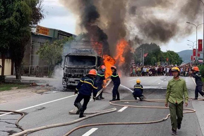  4. Xe tải chở hàng cháy rụi trên Quốc lộ 1A: Khoảng 12h30 ngày 3/10, trên Quốc lộ 1A, đoạn qua xóm 14, xã Diễn Thịnh, huyện Diễn Châu, Nghệ An, một chiếc xe tải (BKS 29H 07085) bốc cháy. Chiếc xe bị cháy rụi, phát nhiều tiếng nổ, không thiệt hại về người.