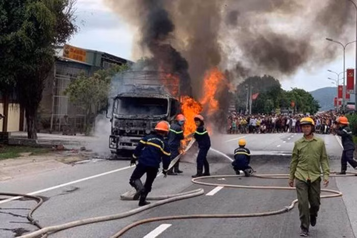  4. Xe tải chở hàng cháy rụi trên Quốc lộ 1A: Khoảng 12h30 ngày 3/10, trên Quốc lộ 1A, đoạn qua xóm 14, xã Diễn Thịnh, huyện Diễn Châu, Nghệ An, một chiếc xe tải (BKS 29H 07085) bốc cháy. Chiếc xe bị cháy rụi, phát nhiều tiếng nổ, không thiệt hại về người.