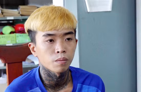  5. Tạm giữ hình sự đối tượng đưa bé gái 13 tuổi vào nhà nghỉ xâm hại: Ngày 3/10, Công an tỉnh An Giang đang tạm giữ hình sự Nguyễn Thành Long, sinh năm 2000, trú tại huyện An Phú để tiếp tục điều tra, làm rõ về hành vi “Giao cấu với người từ đủ 13 tuổi đến dưới 16 tuổi”. Trước đó, Thông qua mạng xã hội, Long làm quen với một bé gái mới 13 tuổi. Sau đó, đối tượng này đưa bé gái vào nhà nghỉ và về nhà để làm chuyện người lớn.