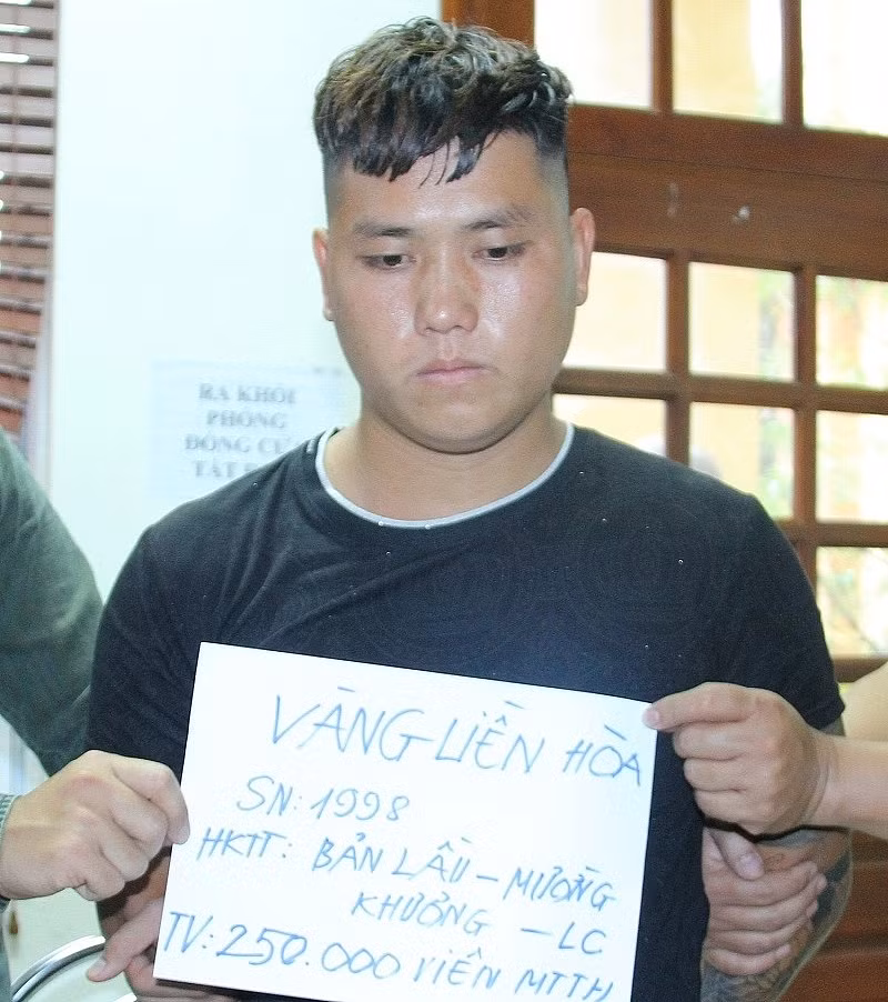  6. Triệt phá vụ vận chuyển 250.000 viên ma túy, lớn nhất Lào Cai từ trước đến nay: Ngày 2/10, Công an tỉnh Lào Cai cho biết, vào sáng 1/10, cơ quan chức năng đã khống chế và bắt giữ giữ đối tượng Vàng Liền Hòa (sinh năm 1998, trú huyện Mường Khương) cùng toàn bộ tang vật là 250.000 viên ma túy tổng hợp được cất trong ô tô bán tải. Được biết, đây là số lượng ma túy bị bắt giữ lớn nhất từ trước tới nay ở Lào Cai. 