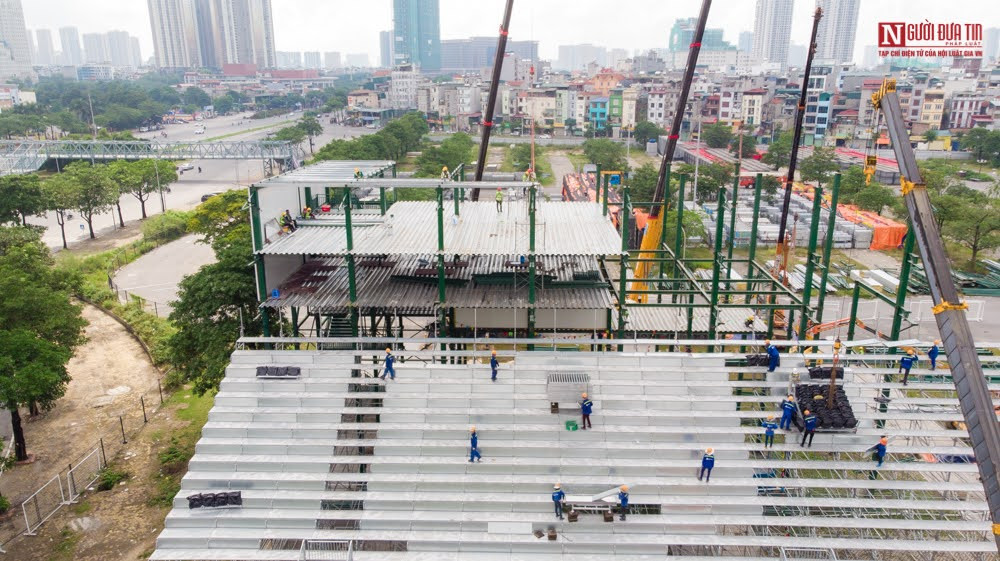 Khu vực khán đài ngay sát mặt đường Lê Quang Đạo trước đây được xếp thành chữ "I LOVE YOU" đến nay đã được tháo dỡ 1 nửa.