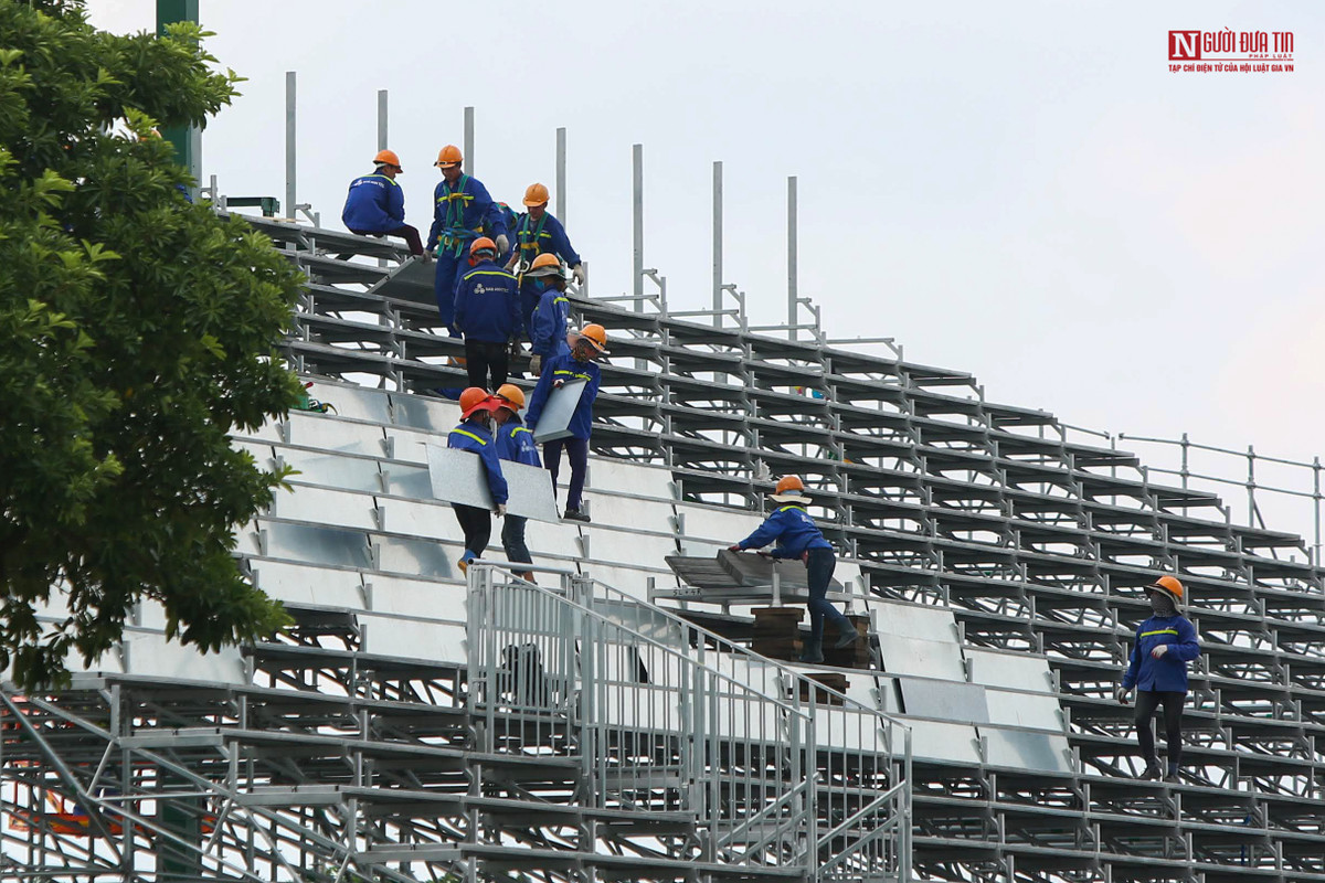Hàng ghế của khán đài được công nhân tháo dỡ nhanh chóng.