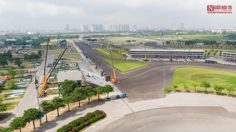 Sau gần 7 tháng tạm hoãn giải đua xe F1 tại Hà Nội, đến nay các công nhân đang tiếp tục khẩn trương tháo dỡ các hạng mục khác của trường đua F1.