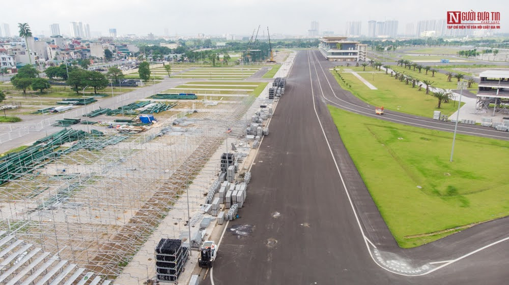 Toàn bộ đường đua F1 Hà Nội có chiều dài 5,607 km cùng 23 khúc cua, với các hạng mục bổ trợ như các khán đài đã được hoàn tất trước thời gian dự kiến khởi tranh ban đầu vào đầu tháng 4, tuy nhiên do ảnh hưởng của dịch Covid-19 giải đấu đã phải tạm dừng. 