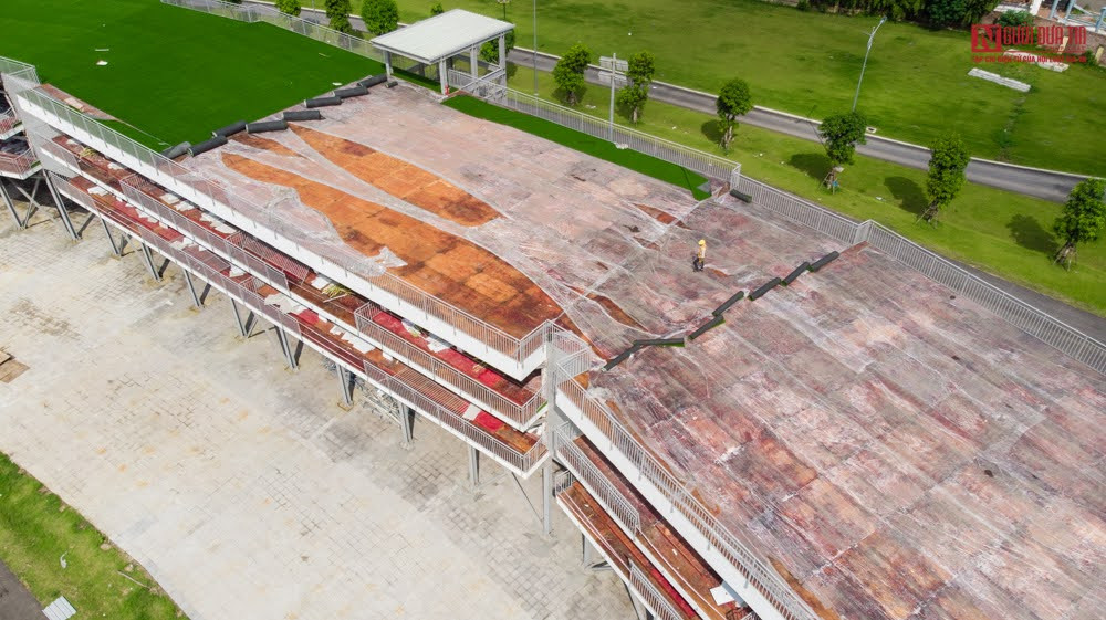 Các lớp cỏ được công nhận thu dọn lại.