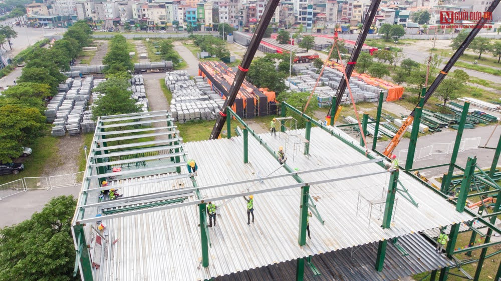 Sau khoảng 3 tháng, công nhân đã xuyên đêm để tháo dỡ hạng mục hàng rào dọc tuyến đường Lê Quang Đạo.