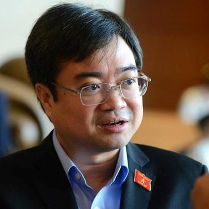 Tháng 11/2011 - 3/2014 ông là Thứ trưởng Bộ Xây dựng.