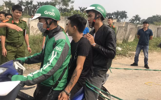 Khi đến khu đất gần Đại học Mỏ địa chất thuộc phường Thụy Phương (quận Bắc Từ Liêm), Trường vờ nói đi sai đường để yêu cầu tài xế vòng xe lại. 