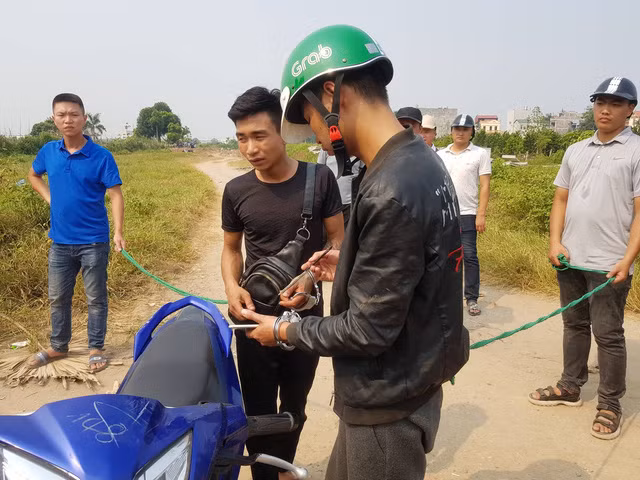 Trưa 27/9, Giáp và Trường tháo biển số xe mang đi phi tang ở khu vực suối thuộc thị xã Nghĩa Lộ, Yên Bái. 3 ngày sau chúng bị công an bắt.