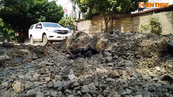 Điều đáng nói, đoạn đầu đường, cạnh trụ sở UBND phường Đại Mỗ, đất đá, sỏi bẩn được chất lên thành đống.