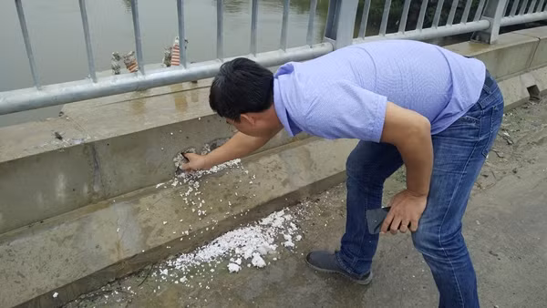 Ông Nam trực tiếp kiểm tra vết đục có các miếng xốp chèn bên trong.