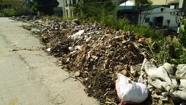Mấy ngày nay, nhiều người tham gia giao thông tại Km11+187,9 trên đại lộ Thăng Long (Hà Nội) không khỏi bức xúc trước hình ảnh những đống phế thải vật liệu xây dựng đổ trộm đầy dọc đường, chất thành đống ngổn ngang.