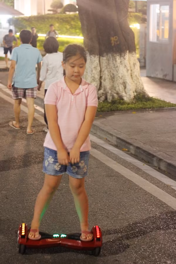 Một số em được gia đình đưa đến phố đi bộ cũng vô cùng thích thú.