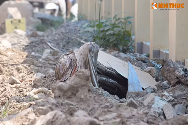 Nhiều đoạn cáp ngầm "lộ thiên".