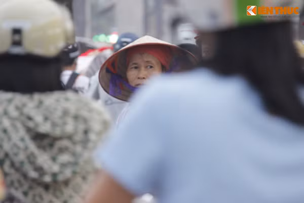 Nhiều người đi bộ mệt mỏi nhanh chóng tìm lối thoát giữa rừng người xe.