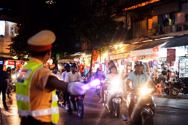 CSGT Công an Hà Nội đã lập 28 chốt trực để hướng dẫn phân làn, điều tiết giao thông tại khu vực phố cấm.