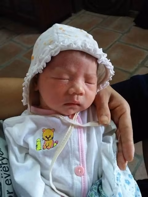 Nhà chùa đang có nhã ý nhận cháu lại để nuôi khi người thân nhẫn tâm bỏ rơi cháu trước cổng chùa kèm theo vài trăm nghìn đồng.