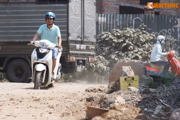 "Đã có rất nhiều người tham gia giao thông di chuyển trên con đường này bị ngã do ổ voi, ổ trâu...", một người dân cho biết.