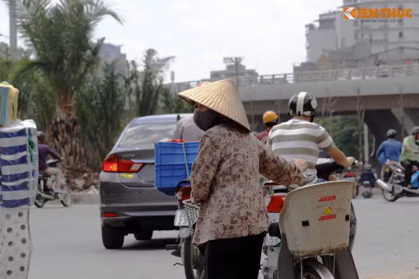 Cụ già lớn tuổi đi xe đạp từ hướng Lạc Long Quân phải xuống dắt bộ để di chuyển sang đường Hoàng Hoa Thám.