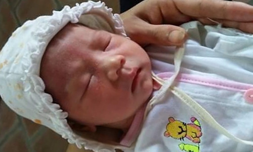 Hình ảnh bé gái bị bỏ rơi trước cổng chùa khiến ai cũng xót thương.