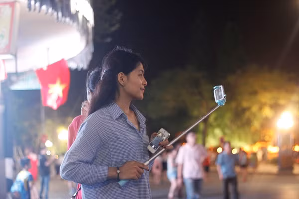 Cô bạn gái xinh xắn cũng tỏ ra háo hức "check in", khoe với bạn bè vì được trải nghiệm không gian rộng rãi.