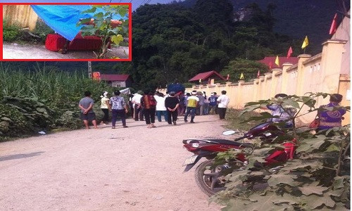 Hiện trường nơi người dân phát hiện ra phần thi thể của nạn nhân H. Gia đình đã đưa thi thể của nạn nhân vào chiếc quan tài (ảnh nhỏ).