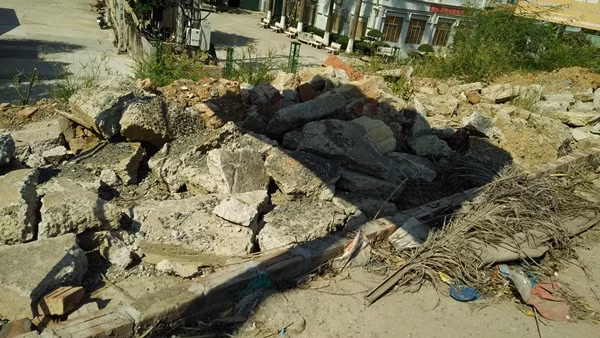 Trước tình trạng đang diễn ra, mong các cơ quan chức năng có thẩm quyền sớm xem xét, xử lý để đảm bảo an toàn, tạo điều kiện thuận tiện hơn cho người tham gia giao thông, tránh xảy ra tai nạn đáng tiếc.