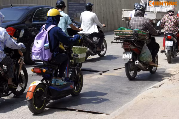 Bên cạnh đó, ngay tại đoạn đường bị đào xới, một số chỗ khác bị được che lấp lại bởi những miếng sắt dày rộng khoảng 1m, dài 2m.