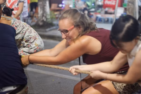 Khách du lịch quốc tế cũng hào hứng tham gia các trò chơi cùng mọi người để hiểu hơn về nét văn hóa độc đáo của Việt Nam.