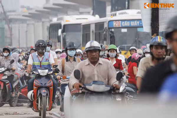 Không kể đi trên vỉa hè hay dưới lòng đường, cứ chỗ nào thừa diện tích là các phương tiện tìm cách leo lên để nhanh chóng vượt qua con đường ách tắc.