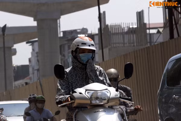 Người đi đường cảm thấy khó chịu vì bụi bẩn bay vào mắt, miệng, mũi.