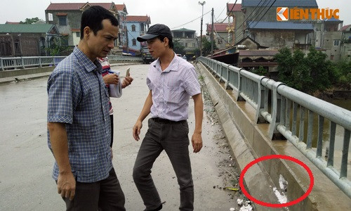 Ông Công (trước, bên trái) cùng hai người trong đoàn trực tiếp xuống cầu Zét để kiểm tra hiện trạng ngay sau khi nhận được thông tin từ PV Kiến Thức.