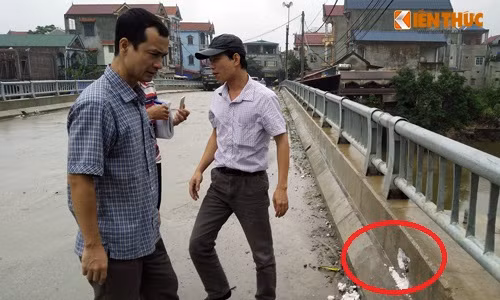 Ông Công (trước, bên trái) cùng hai người trong đoàn trực tiếp xuống cầu Zét để kiểm tra hiện trạng ngay sau khi nhận được thông tin từ PV Kiến Thức.