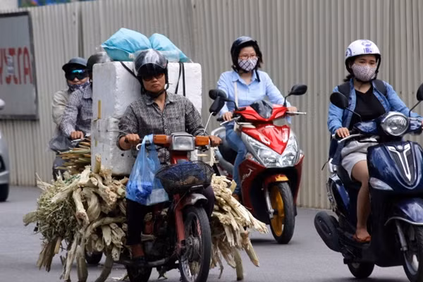 Ghi nhận của PV Kiến Thức, trên đường Xuân Thủy, Hồ Tùng Mậu... xuất hiện rất nhiều phương tiện xe máy tự chế thêm xe kéo, khung gác, xe ba bánh... chở đủ thể loại hàng hóa cồng kềnh gây nguy hiểm cho người tham gia giao thông.