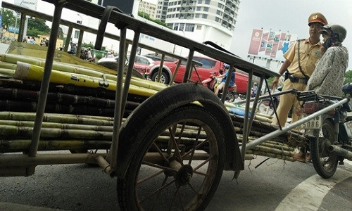 Chum anh CSGT ra quan xu ly xe ba banh, xe tu che