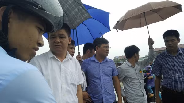 Đại diện các đơn vị gồm: Chủ đầu tư, đơn vị thi công, giám sát, UBND huyện Chương Mỹ, UBND xã Tốt Động đã xuống hiện trường giải thích về nghi vấn "cầu Zét bê tông cốt xốp" của người dân.