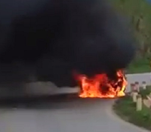 O to boc chay du doi, nhieu nguoi di duong hoang loan