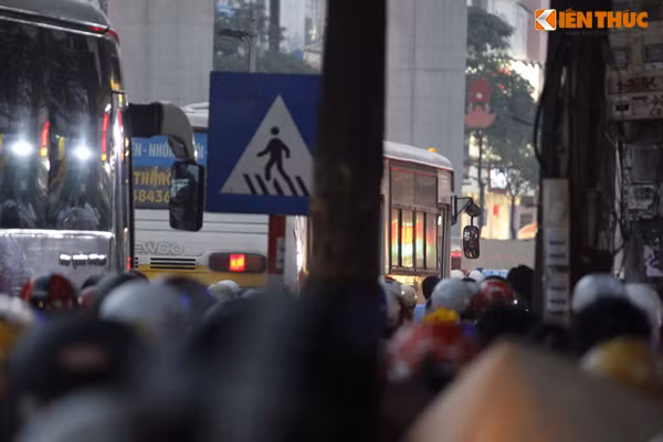 Không biết bao giờ cảnh tượng giao thông hỗn loạn, ùn tắc trên tuyến đường cửa ngõ phía tây ra vào trung tâm TP Hà Nội mới chấm dứt?