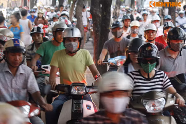 Được biết, một trong những nguyên nhân chính gây nên cảnh ùn tắc trên tuyến đường cửa ngõ phía tây Thủ đô là do việc thi công nhà ga Cầu Diễn (thuộc dự án đường sắt đô thị tuyến Nhổn - Ga Hà Nội) chiếm phần diện tích lòng đường của người tham gia giao thông.